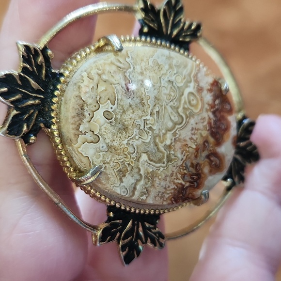 Elegant Gold and Black Pendant Necklace - Picture 13 of 13